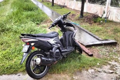 Motosikal ditunggang mangsa dipercayai terbabas lalu mangsa terjatuh ke dalam longkang dipenuhi air di Kampung Gong Kepas Dalam, Setiu pada Jumaat.