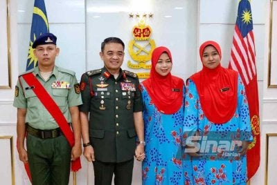 Muhammad Hafizuddeain dan isteri, Puan Sri Hartiah Hamzah bersama Mohd Nor dan isteri, Nor Suhaila semasa majlis pemakaian pangkat di Wisma Pertahanan, Kuala Lumpur pada Jumaat.