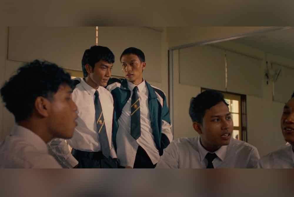 Filem ini menceritakan Kahar, seorang pelajar Tingkatan 4 pendiam di Kolej Ungku Deramat yang terpaksa berhadapan dengan harapan tinggi bapanya.