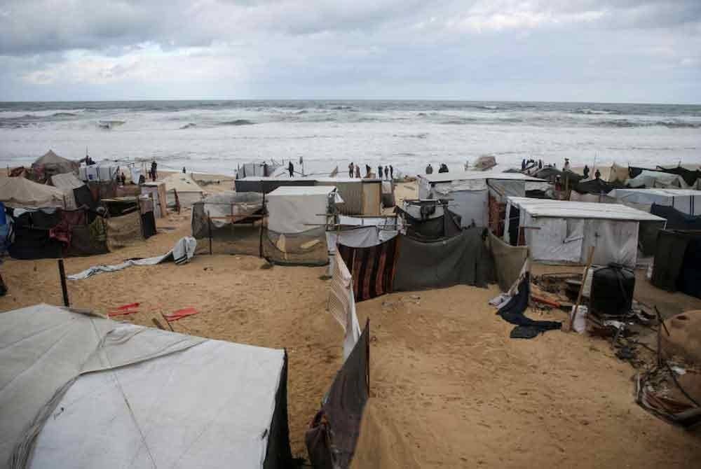 Hujan lebat berterusan dan fenomena air pasang memburukkan lagi kesengsaraan penduduk Gaza yang mendirikan 'bandar khemah' berhampiran pantai.