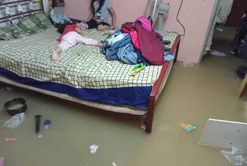 Norazila berkongsi keadaan terkini di dalam rumahnya di Pasir Pekan Tengah, Tumpat pada Sabtu.