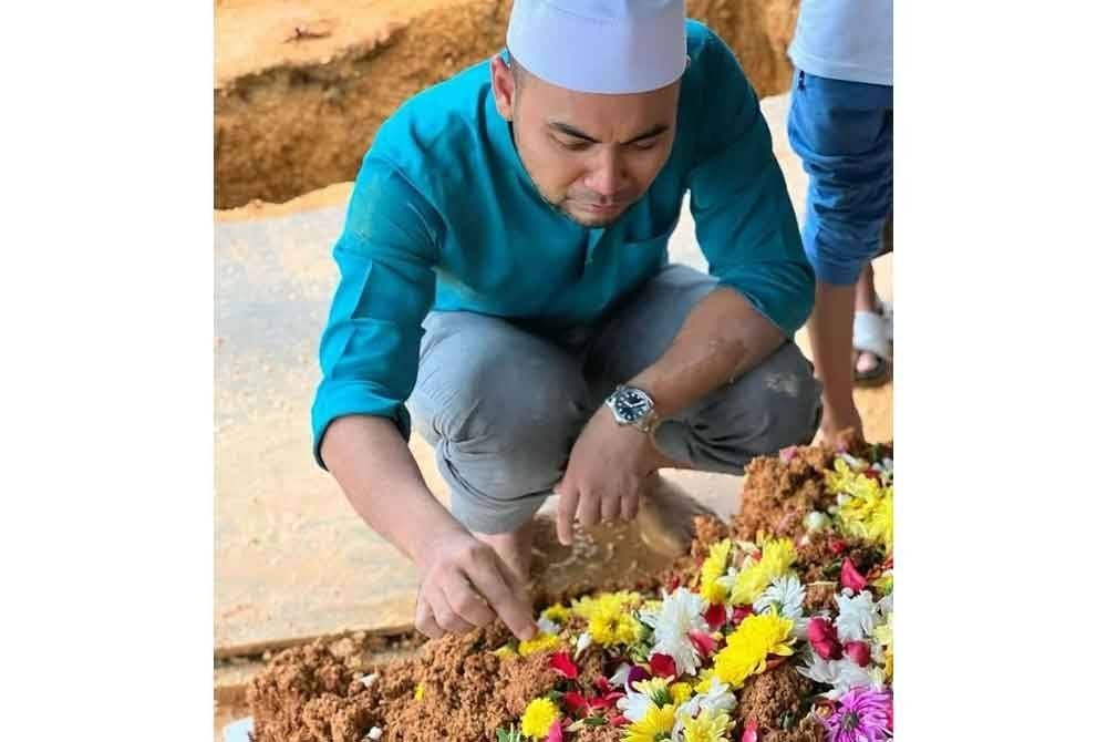 Amiruddin menziarahi pusara ibu setiap hari.