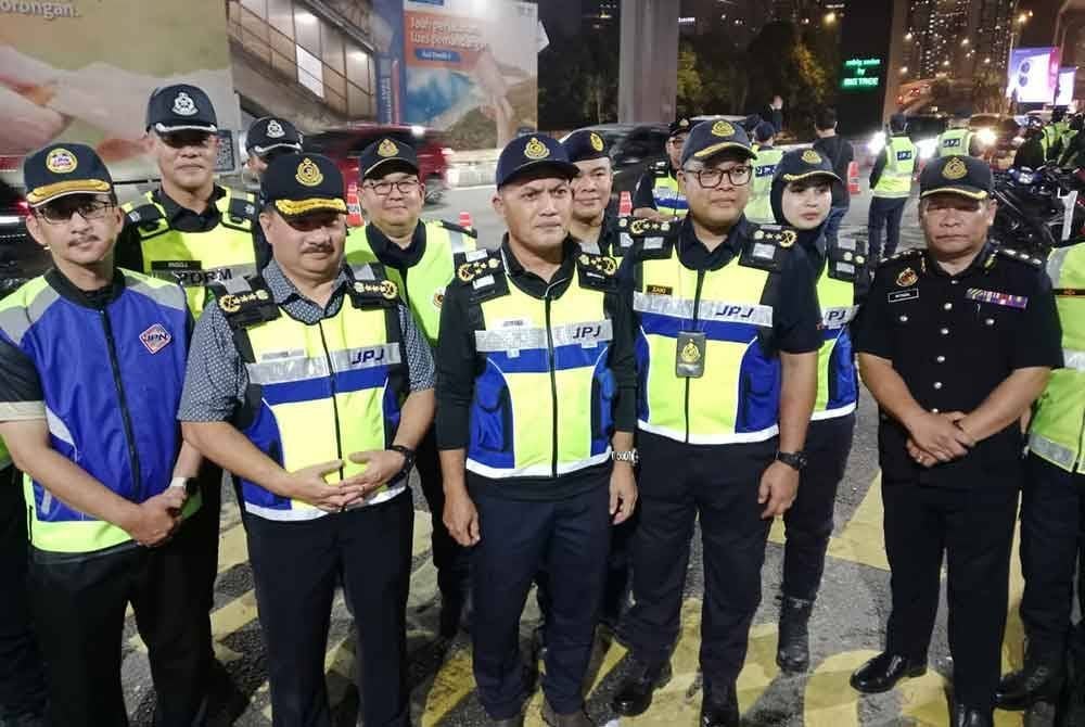 Jazmanie (tiga dari kiri) ketika Operasi Khas Motosikal di Jalan Bangsar pada Jumaat.