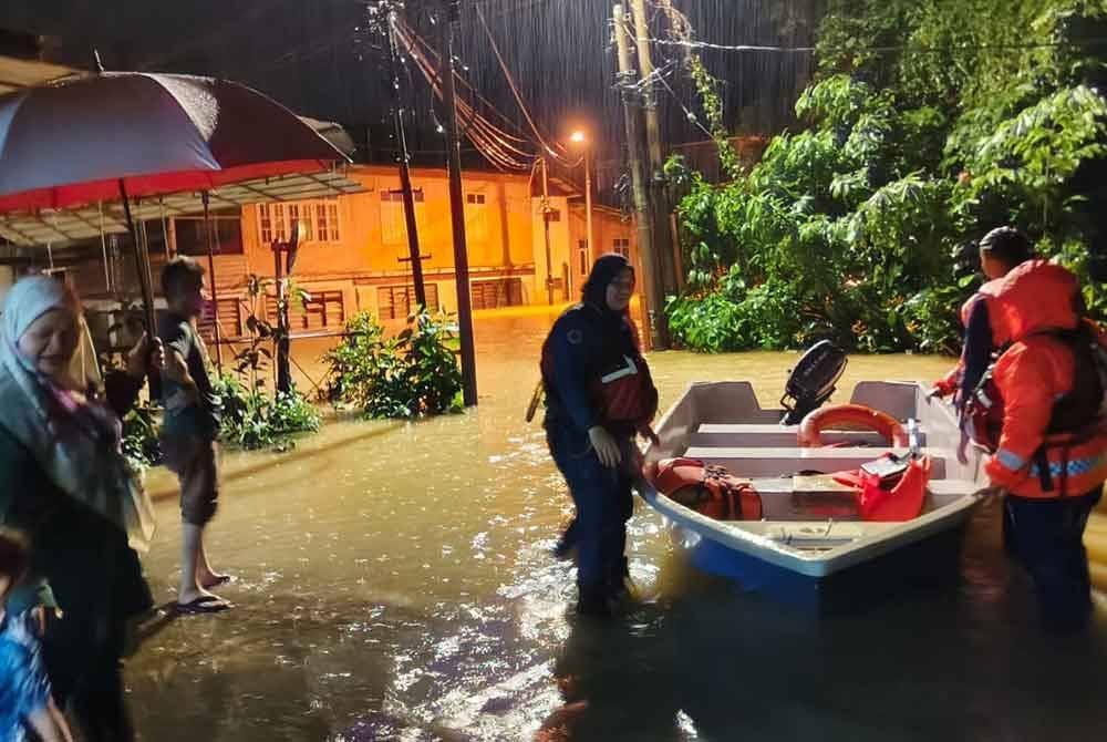 Angkatan Pertahanan Awam Malaysia (APM) negeri Terengganu membantu memindahkan mangsa banjir yang terjejas. Foto: APM Terengganu