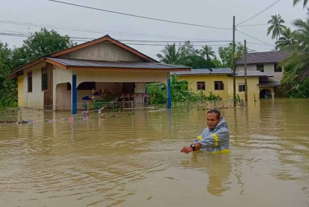 Penduduk di Rantau Panjang mendakwa banjir yang berlaku kali ini lebih buruk jika dibandingkan pada 2014 apabila sudah lima hari berlalu namun air masih bertahan sehingga mereka terpaksa hidup tanpa bekalan elektrik serta bekalan makanan yang hampir kehabisan. - Foto: Pembaca