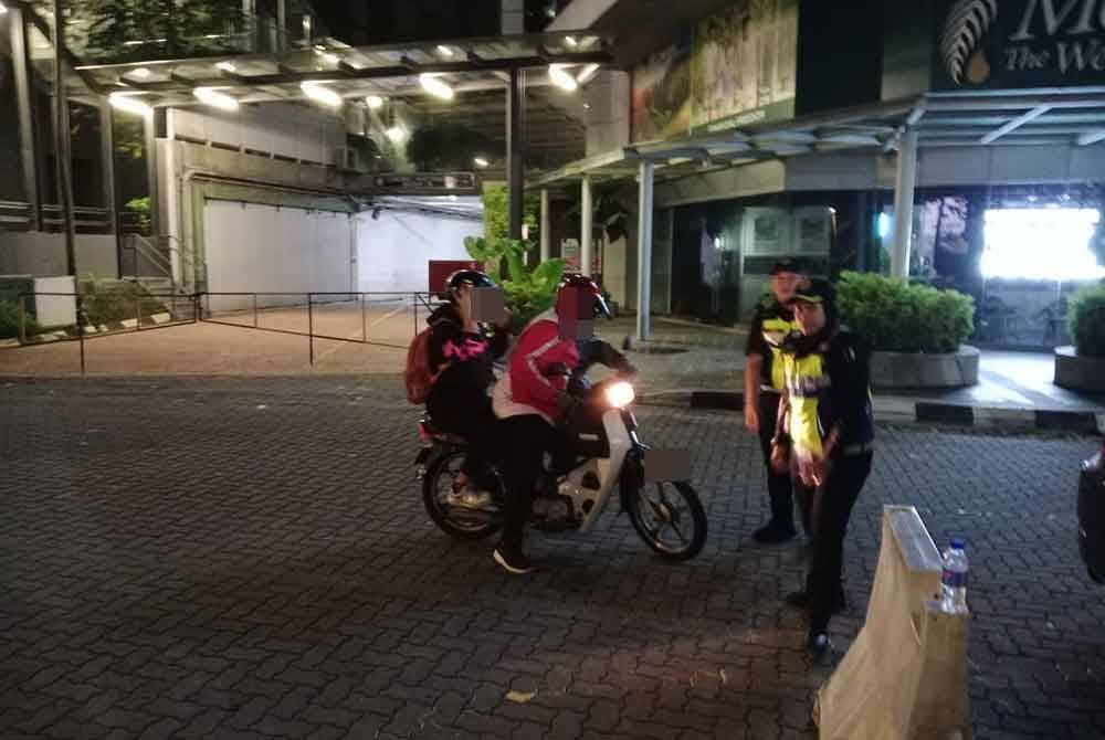 Operasi Khas Motosikal dijalankan bermula kira-kira jam 9 malam pada Jumaat.
