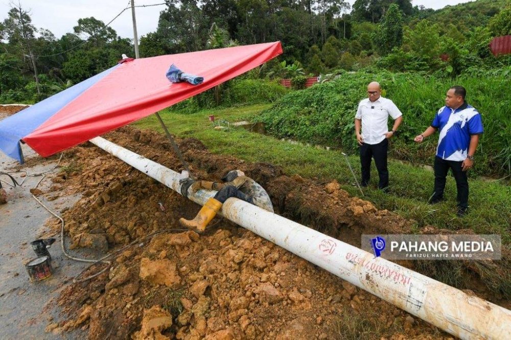 Kerja- kerja penggantian paip dilaksanakan untuk meningkatkan perkhidmatan bekalan air di negeri ini. - Gambar Pahang Media.