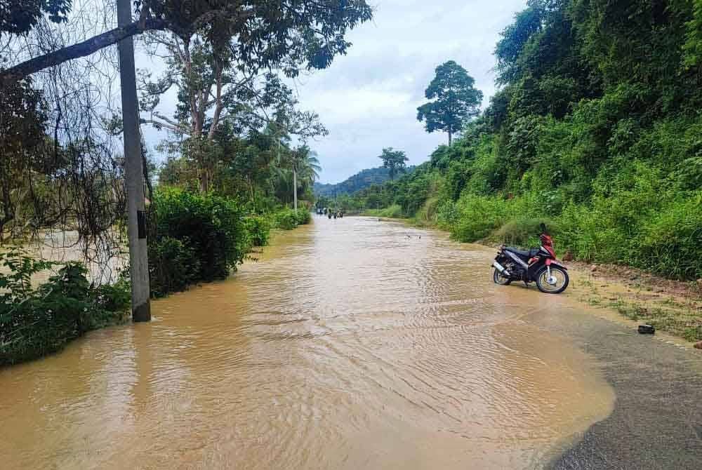 Jalan Kepala Batas ke Bukit Tinggi terpaksa ditutup - Foto: JKR Kubang Pasu