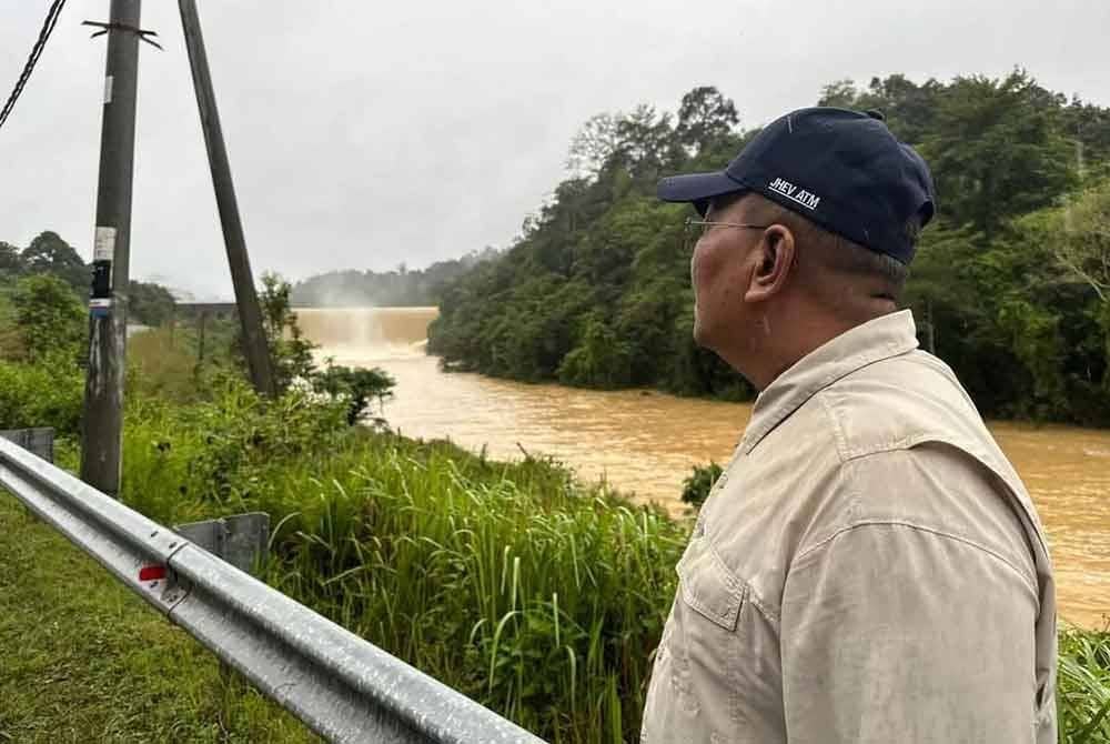 Muhammad Sanusi ketika meninjau keadaan Empangan Muda pada Jumaat.