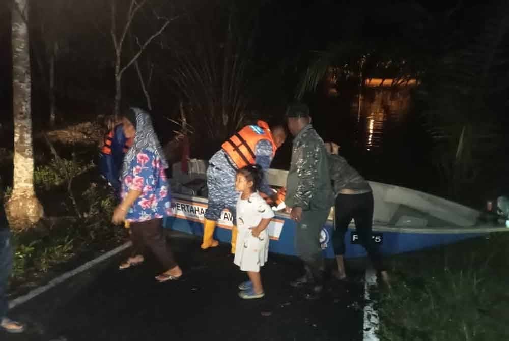 Mangsa banjir di Kampung Awat Segamat dipindahkan ke PPS Balair aya Kampung Awat pada jam 1 pagi, Sabtu. - Foto: APM Johor