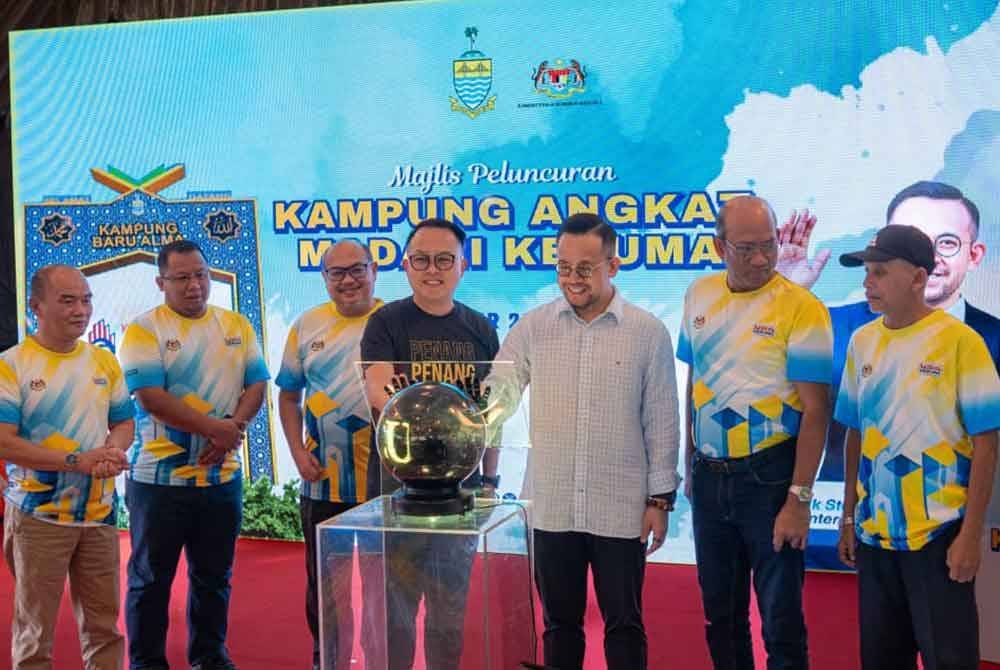 Steven Sim (tiga dari kanan) ketika Peluncuran Kampung Angkat Madani Kesuma di Kampung Baru Alma pada Sabtu.