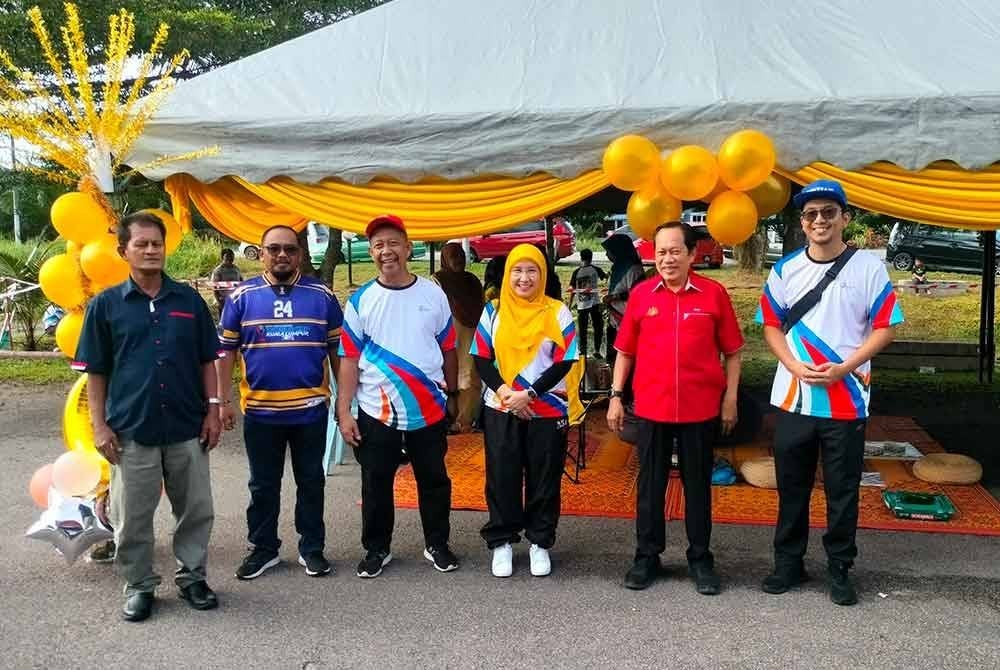 Ahmad (dua kanan) merasmikan Sukan Rakyat Dewan Undangan Negeri (DUN) Pulai Sebatang di Dewan di Kampung Puteri Menangis pada Sabtu.