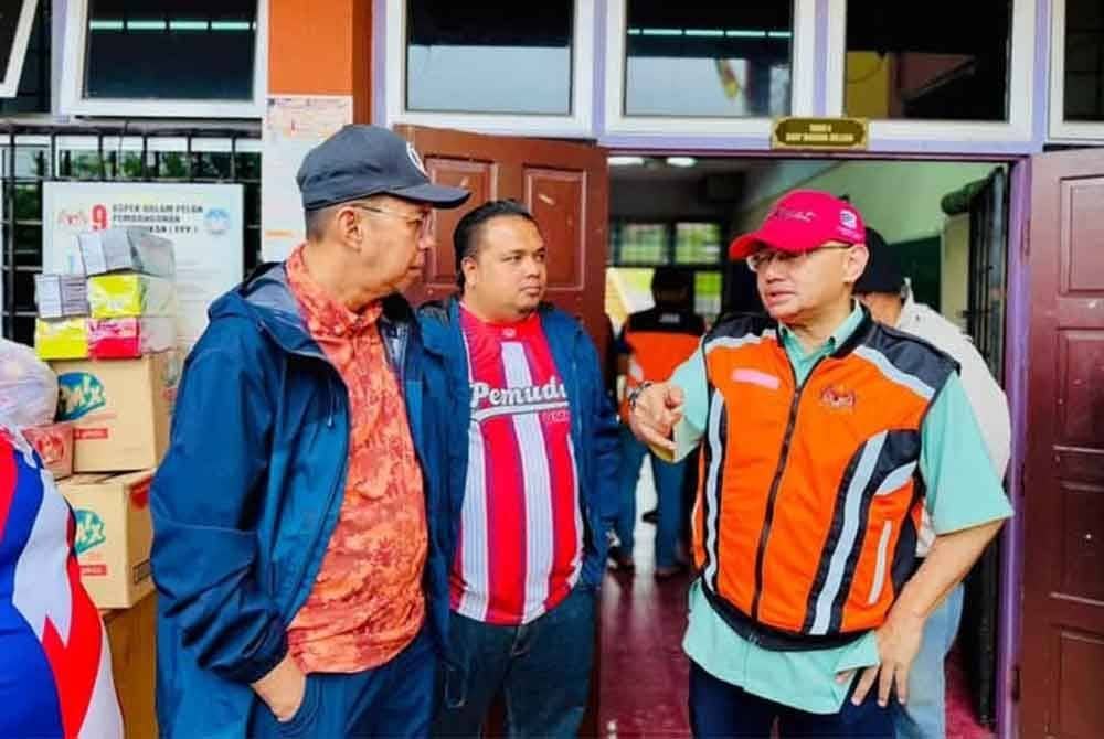 Ahli Parlimen Kuala Pilah, Datuk Adnan Abu Hassan (kanan) menyantuni mangsa banjir, turut berada di lokasi ADUN Johol, Datuk Saiful Yazan Sulaiman (kiri). - Foto: Ahli Parlimen Kuala Pilah