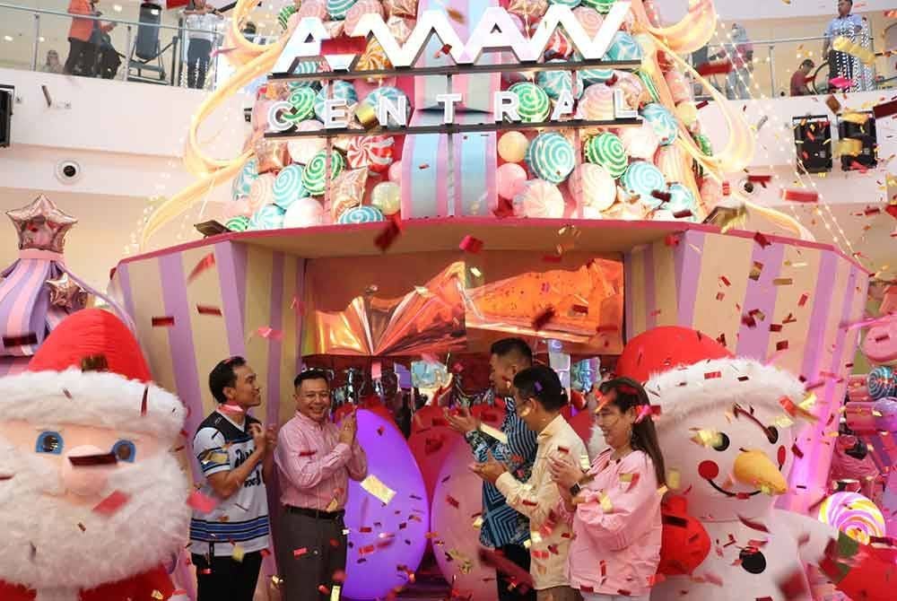 Exco Negeri Kedah, Wong Chia Zhen (tiga kanan) merasmikan 'Sugar Rush Christmas' di Aman Central pada Jumaat.