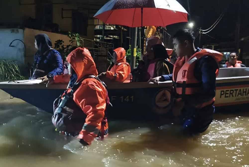 Angkatan Pertahanan Awam Malaysia (APM) negeri Terengganu membantu memindahkan mangsa banjir yang terjejas
Foto: APM Terengganu