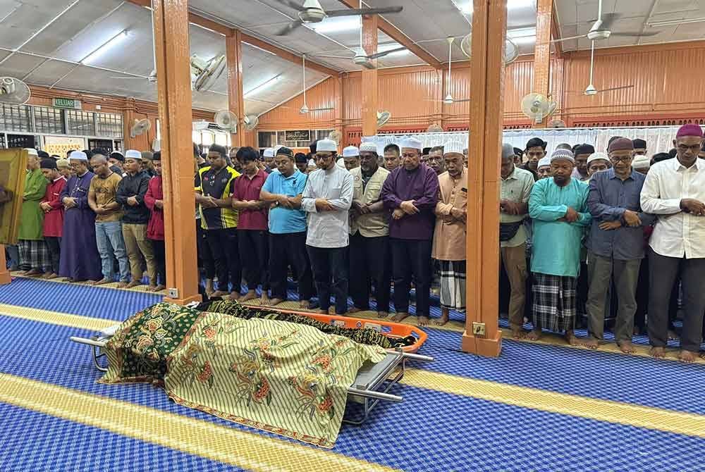 Solat jenazah di Masjid Kampung Bukit Apit diimamkan Dr Muhammad Khalil dan dihadiri lebih 200 jemaah.