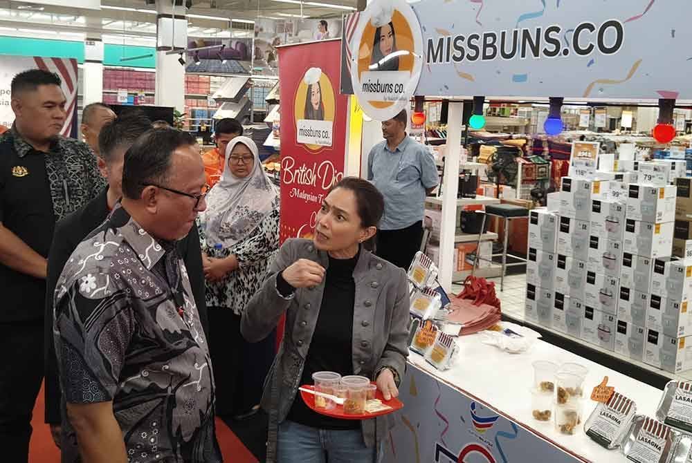 Adiratno (dua dari kanan) melihat produk tempatan pada perasmian KBBM 2024 di AEON BiG Putrajaya pada Sabtu.