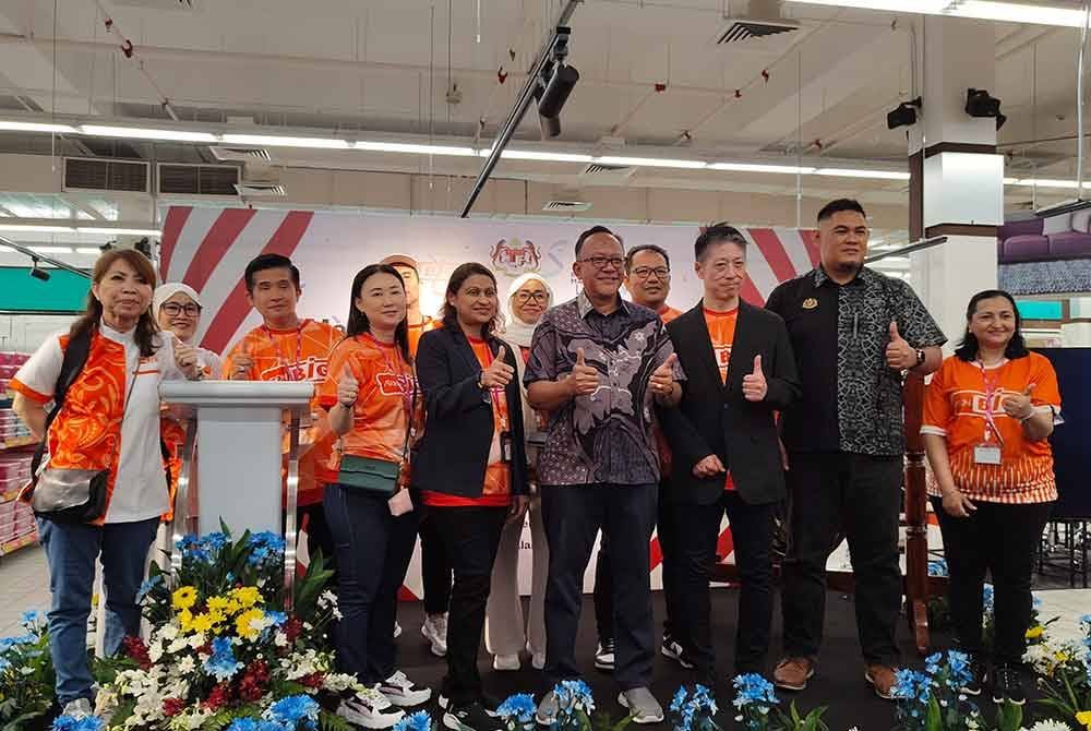 Adiratno (empat dari kanan) melancarkan KBBM 2024 sambil disaksikan Takanori Komatsu (dua dari kanan) di AEON BiG di sini pada Sabtu.