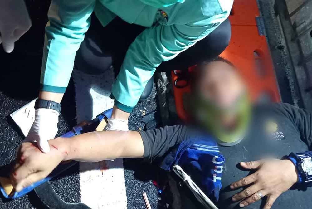 Penunggang motosikal menerima rawatan awal sebelum di bawa ke hospital berdekatan dalam kejadian berhampiran Bulatan Dato Onn.