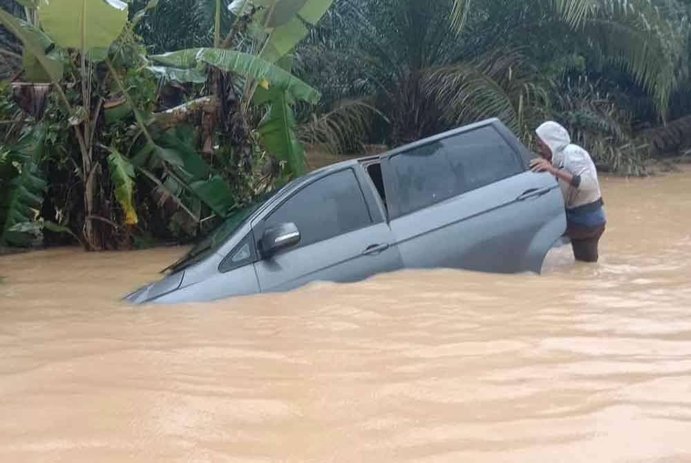 Proton Exora milik Nur Hidyah yang 'terendam' dalam banjir.