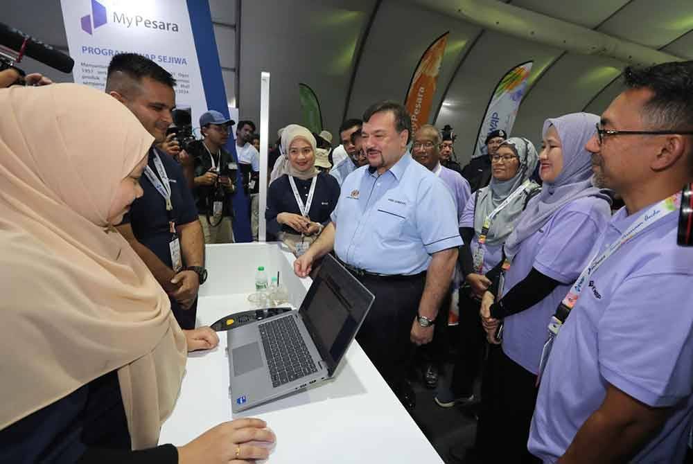 Amir Hamzah melawat reruai Karnival My Pesara KWAP di Padang Akasia, Angsana Mall JB pada Sabtu.