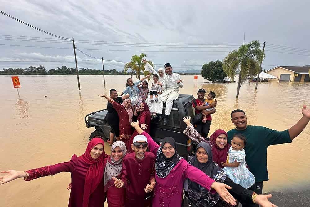 Pasangan pengantin bergambar kenangan di atas kenderaan pacuan empat roda bersama ahli keluarga yang hadir di inap desa di mana majlis akad nikah berlangsung. Foto Bernama