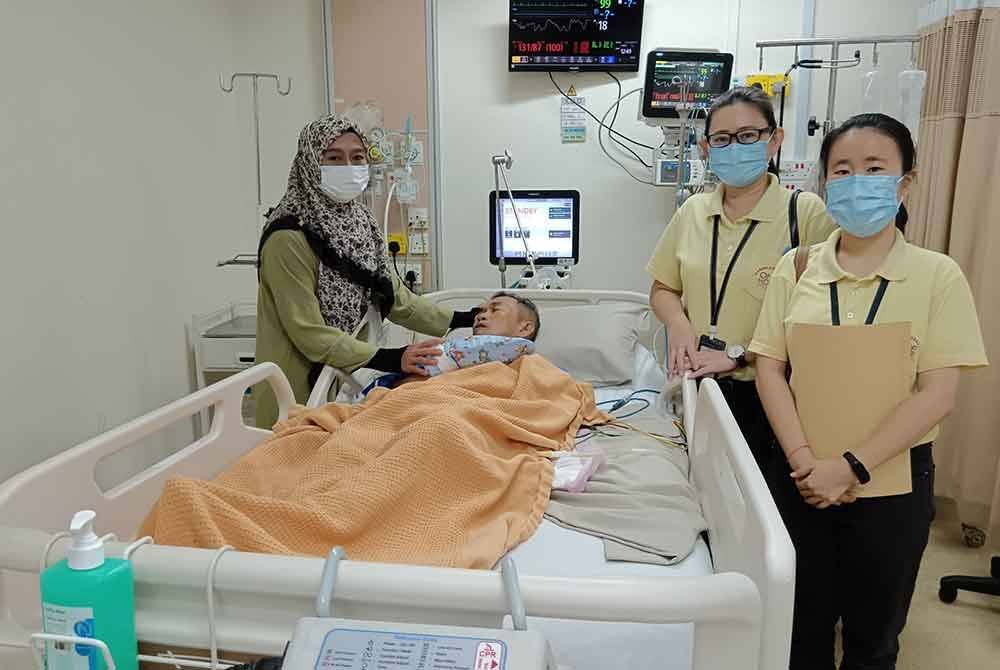 Pegawai One Hope Charity & Welfare ketika menziarahi Abd Hamid di hospital baru-baru ini.