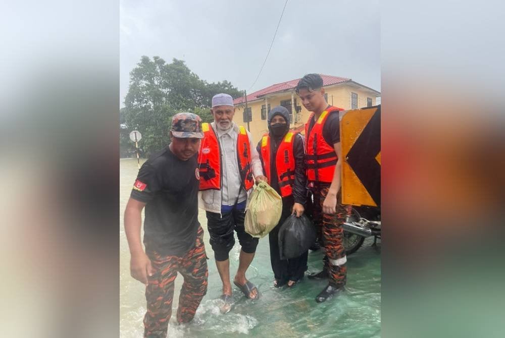 Seorang warga emas lelaki yang merupakan mangsa banjir berdepan detik cemas selepas disengat tebuan dalam kejadian di Kampung Bagus, Rantau Panjang pada Sabtu. Foto JBPM