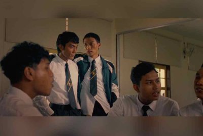 Filem ini menceritakan Kahar, seorang pelajar Tingkatan 4 pendiam di Kolej Ungku Deramat yang terpaksa berhadapan dengan harapan tinggi bapanya.