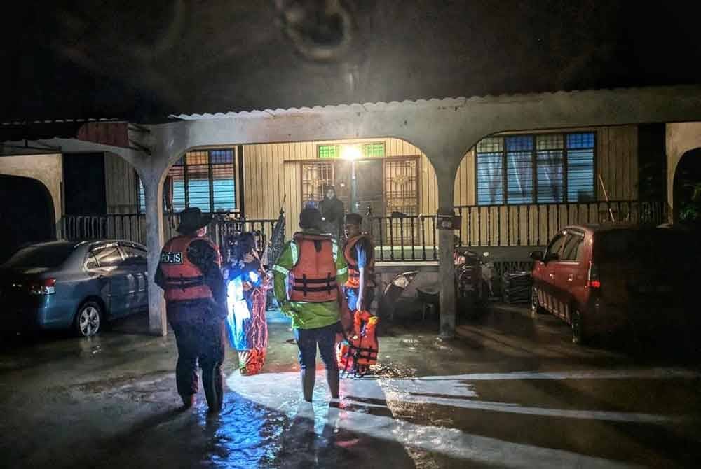 Pemindahan mangsa yang dilakukan oleh anggota APM Raub. Foto ihsan APM