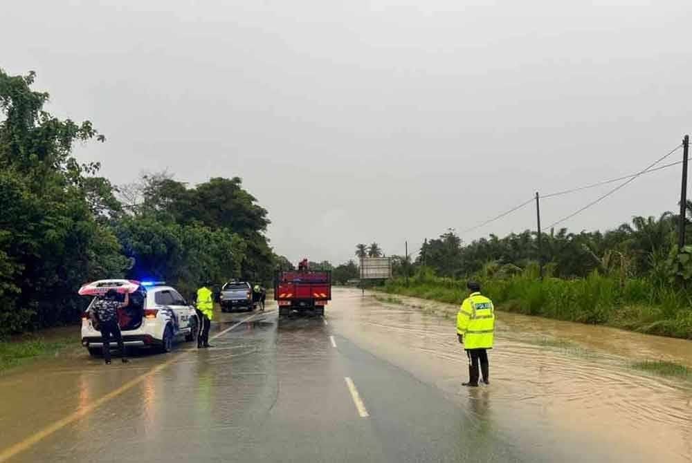 Kawalan lalu lintas dilakukan anggota trafik IPD Raub di lokasi laluan terjejas banjir.Foto FB Polis Daerah Raub.