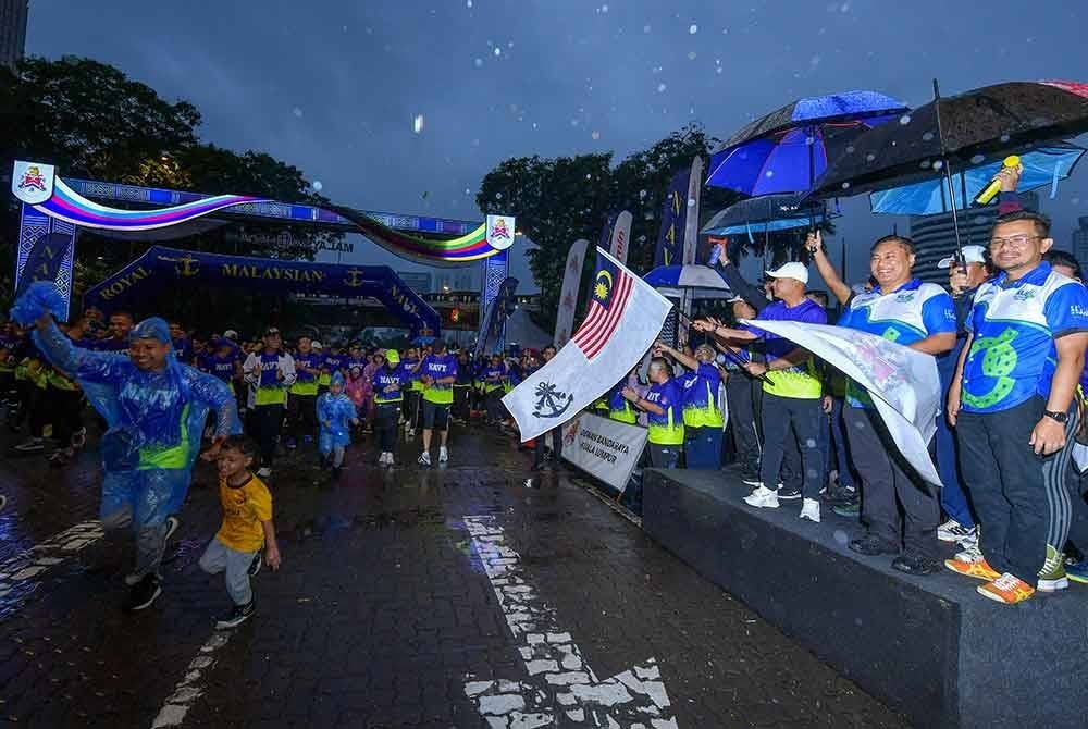 Mohammad (tiga dari kanan) melakukan flag-off pada program Navy Run sempena KL Car Free Morning hari ini. Foto Bernama