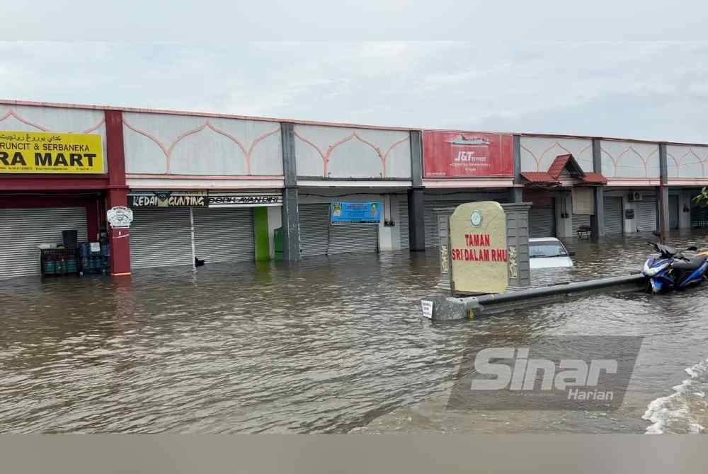 Keadaan banjir di perumahan Taman Sri Dalam Rhu, Tumpat. Foto Sinar Harian-ADILA SHARINNI WAHID.