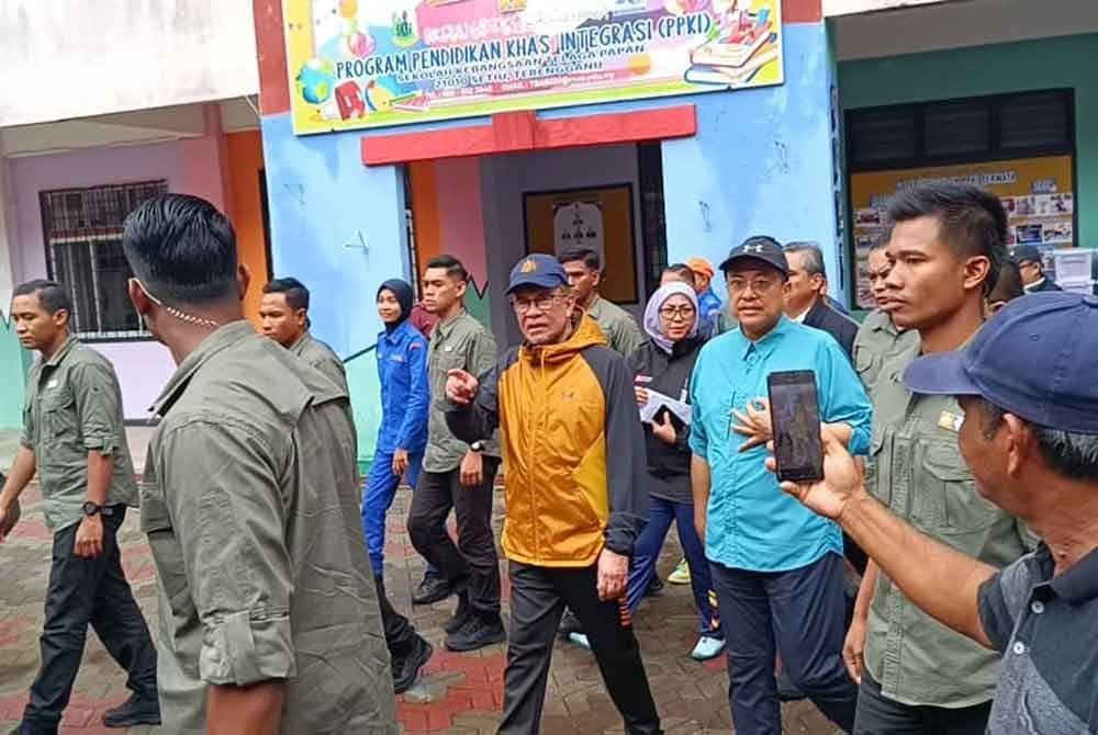 Anwar tiba di Kuala Terengganu bagi meninjau sendiri situasi bencana banjir di negeri itu yang semakin buruk selain menyantuni mangsa. 
