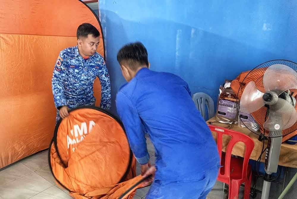 Anggota APM Jerantut membantu menyediakan kelengkapan di PPS terlibat di Jerantut.
Foto ihsan APM