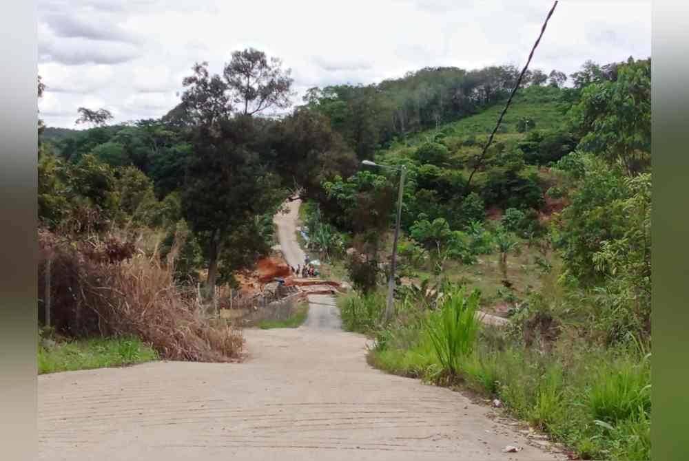 Walaupun ada jambatan alternatif tetapi dibimbangi turut berisiko runtuh jika hujan berterusan.