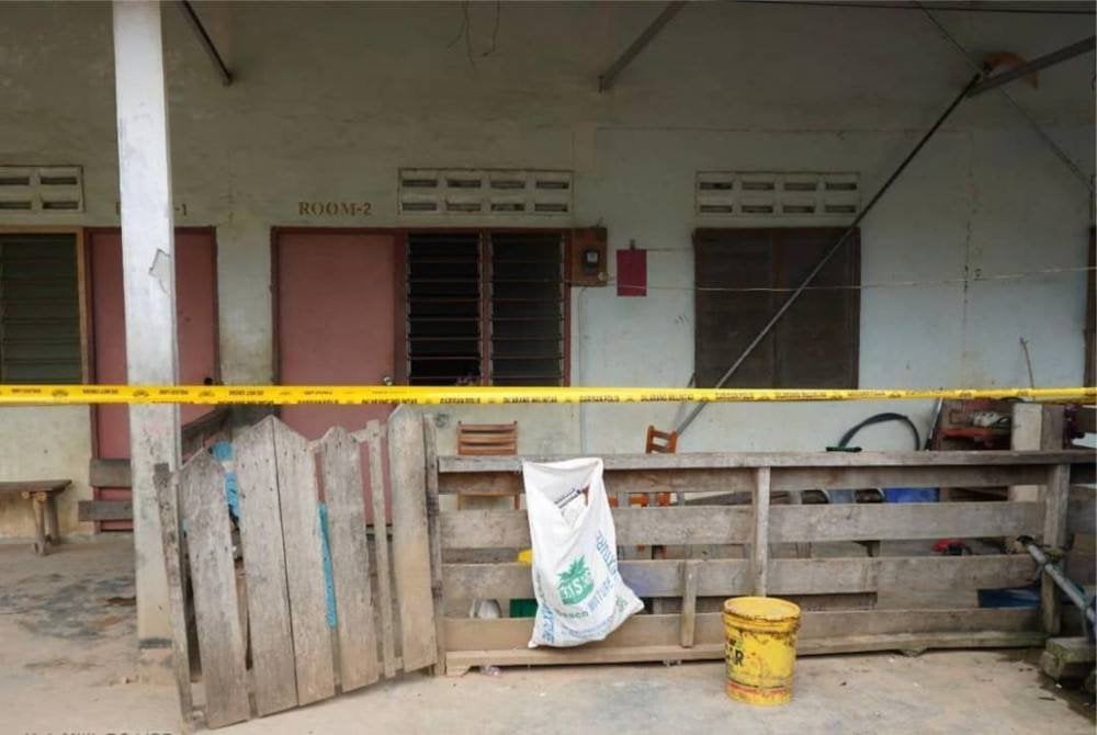 Seorang lelaki maut dikelar manakala seorang lagi parah ditikam dalam kejadian di kawasan perumahan pekerja ladang di sini pada malam Jumaat.