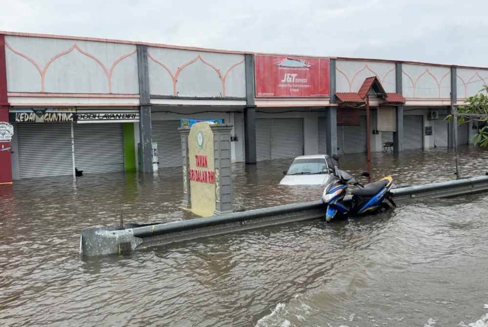 Keadaan banjir di perumahan Taman Sri Dalam Rhu menenggelamkan kereta penduduk.