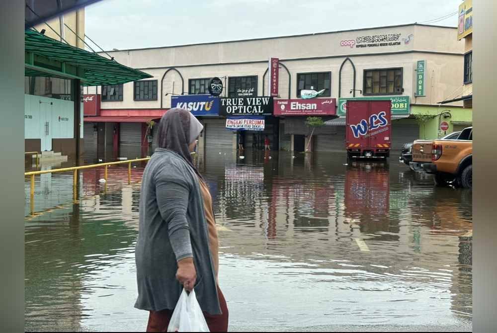 Banjir di kawasan Bandar Baharu Tumpat.