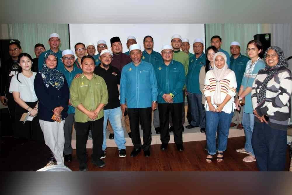 Idris (tengah) bersama barisan ADUN, Ahli Parlimen Pas dan media Perak sempena Majlis Minum Petang di Ipoh pada Ahad.