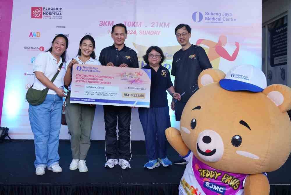 Bryan (tengah) menyampaikan sumbangan kepada wakil A4D sempena ‘SJMC Run 2024 - Diabetes Dash: Empowering Steps to Wellness’ di Mediplex, SJMC pada Ahad.