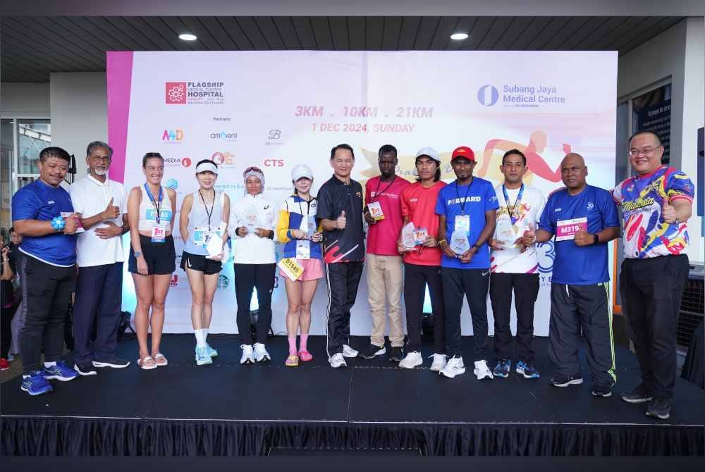 Bryan (tujuh dari kiri) bersama barisan johan ‘SJMC Run 2024 - Diabetes Dash: Empowering Steps to Wellness’ bagi kategori 21km, 10km dan veteran.