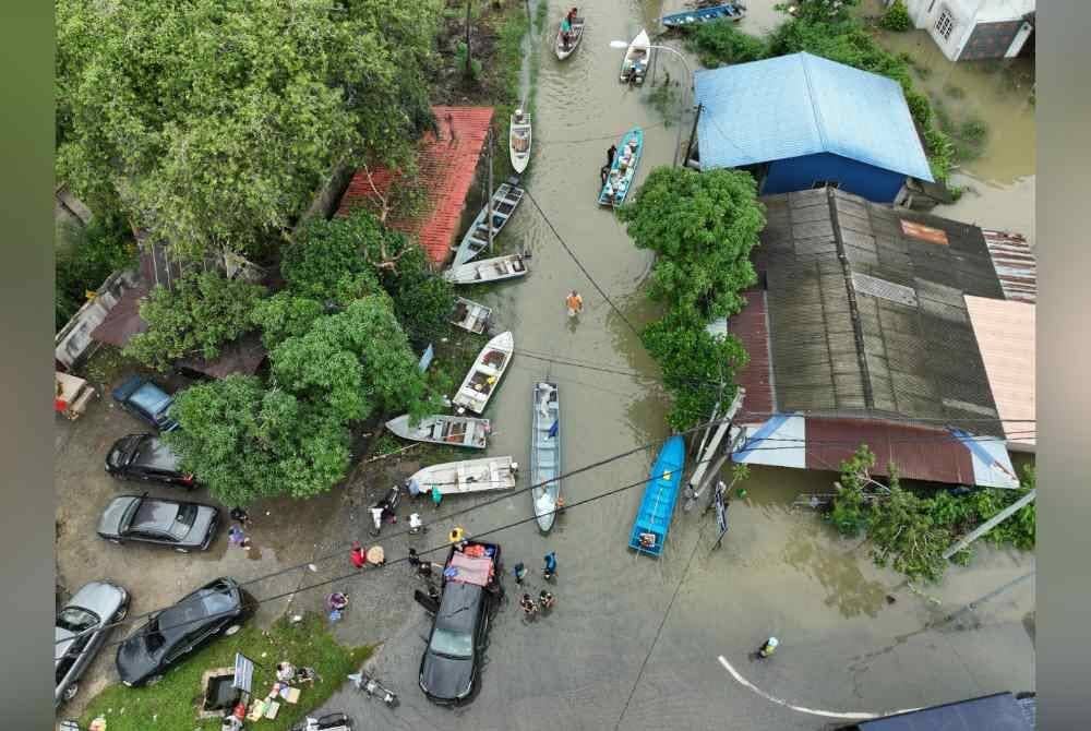 Bot-bot penduduk yang digunakan ketika banjir.