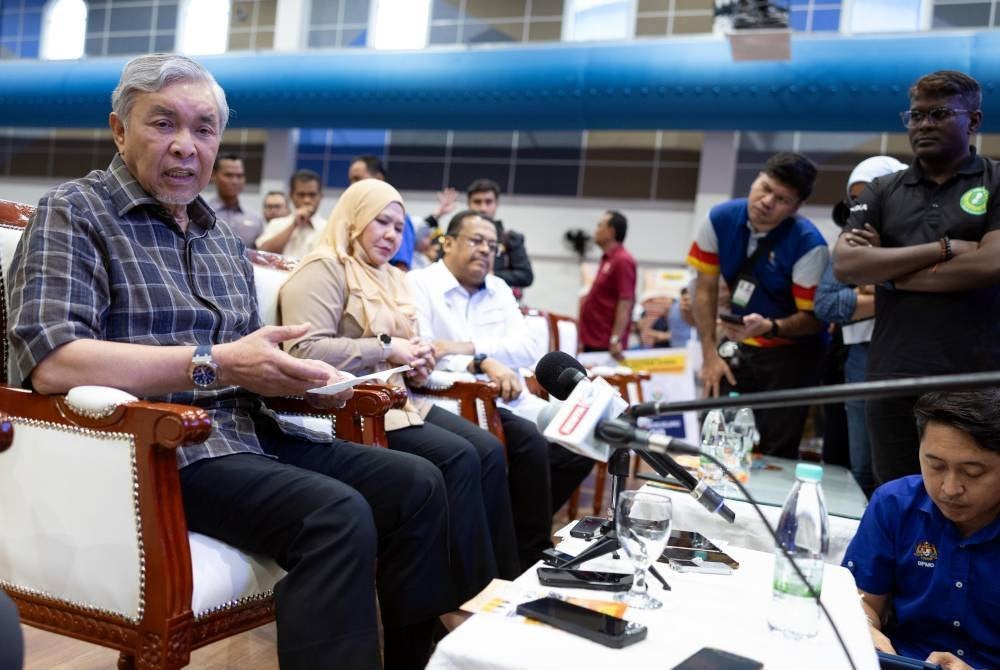 Zahid Hamidi bercakap kepada pemberita selepas Program One Stop Centre (OSC) Sejahtera Sosial Negeri Perak, Daerah Bagan Datuk di Politeknik Bagan Datuk hari ini. Foto Bernama