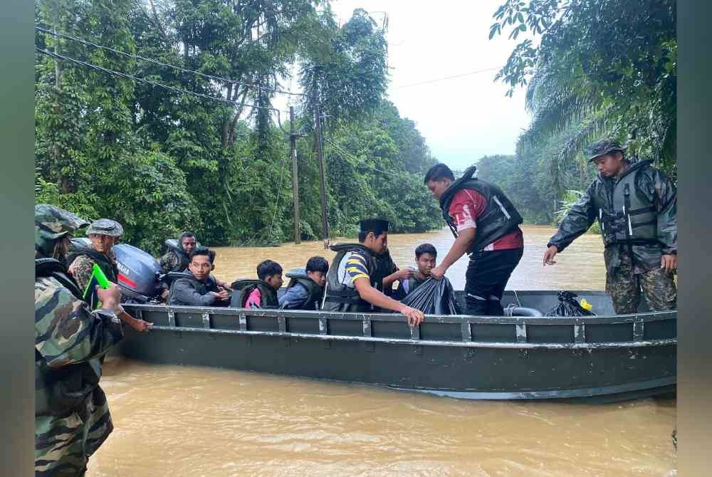 Operasi memindahkan pelajar sekolah menggunakan aset perairan dan kenderaan milik ATM serta agensi berkaitan. Foto ATM