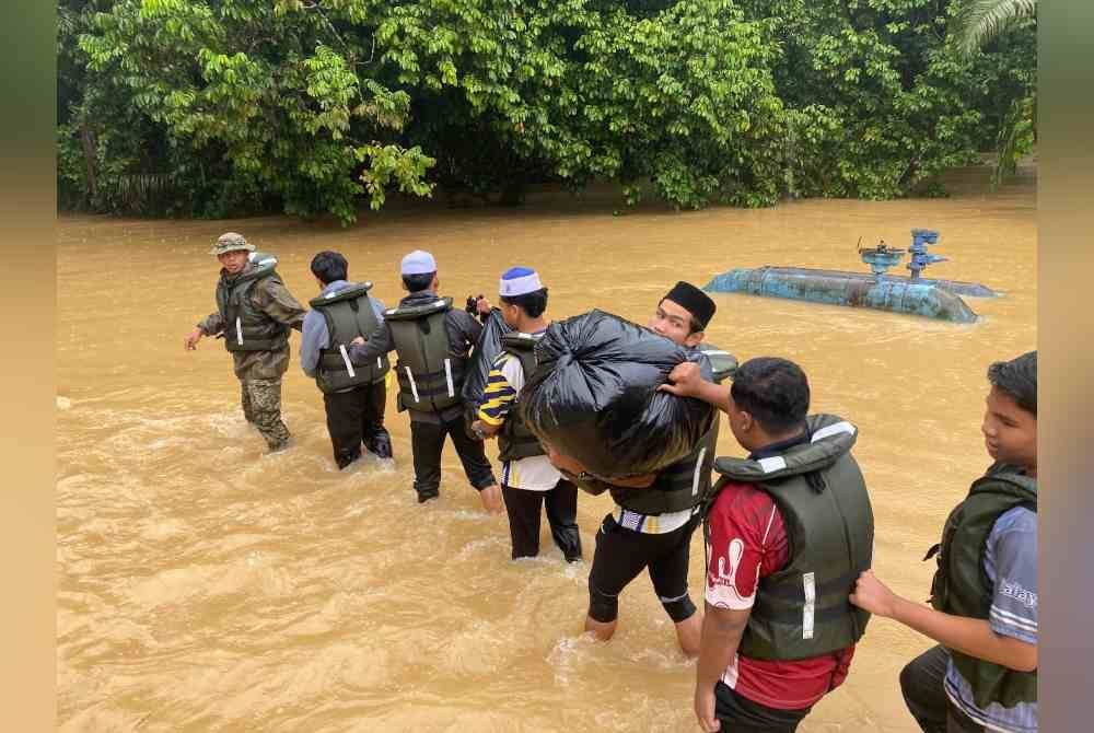 Operasi memindahkan calon peperiksaan SPM dari SMK Menerong ke SMK Landas bermula sekitar jam 1 tengah hari hingga jam 4 petang. Foto ATM