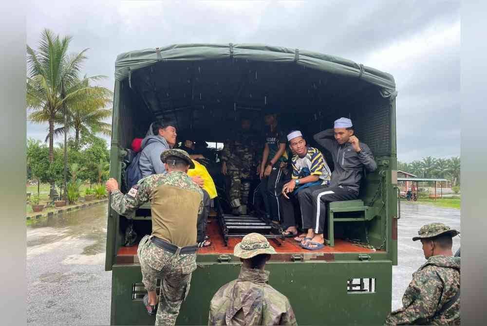 Calon SPM di SMK Menerong dipindahkan selepas pusat peperiksaan. Foto ATM