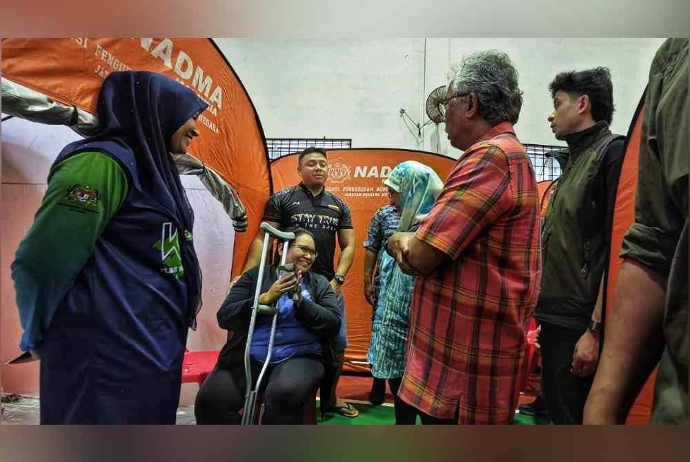 Al-Sultan Abdullah bertanyakan sesuatu terhadap mangsa banjir di Dewan Kampung Lechar di Raub pada Ahad.