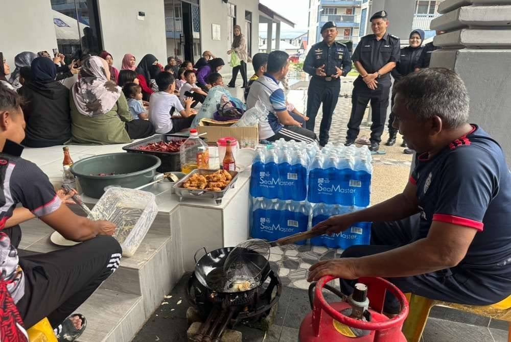 Keluarga polis yang berpindah ke PPS Surau Ar-Rasyidin di IPD Tumpat.