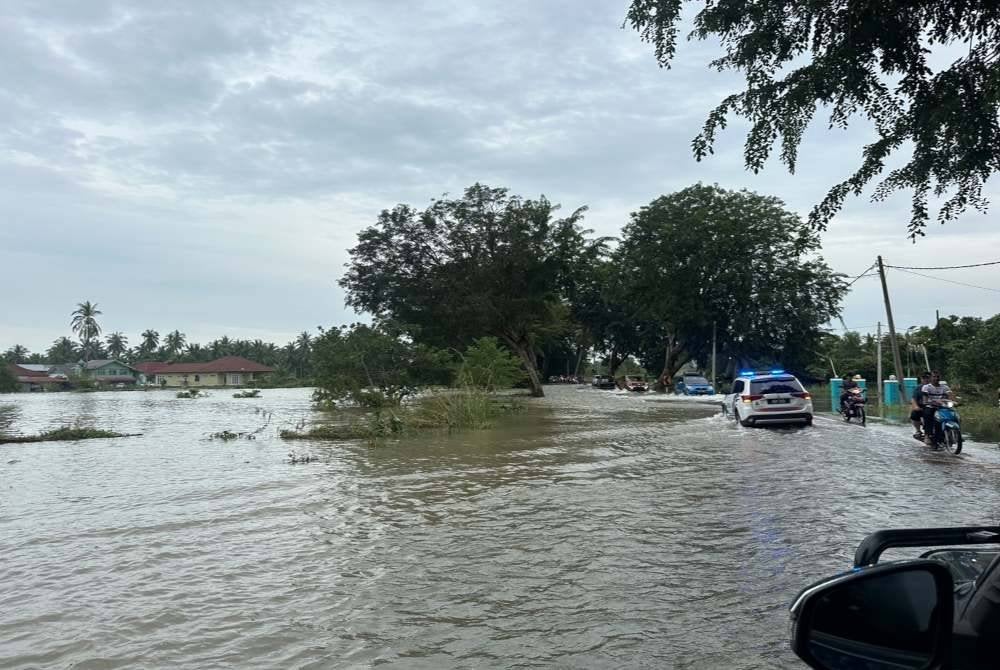 Polis yang menjalankan pemantauan di kawasan banjir di Tumpat.